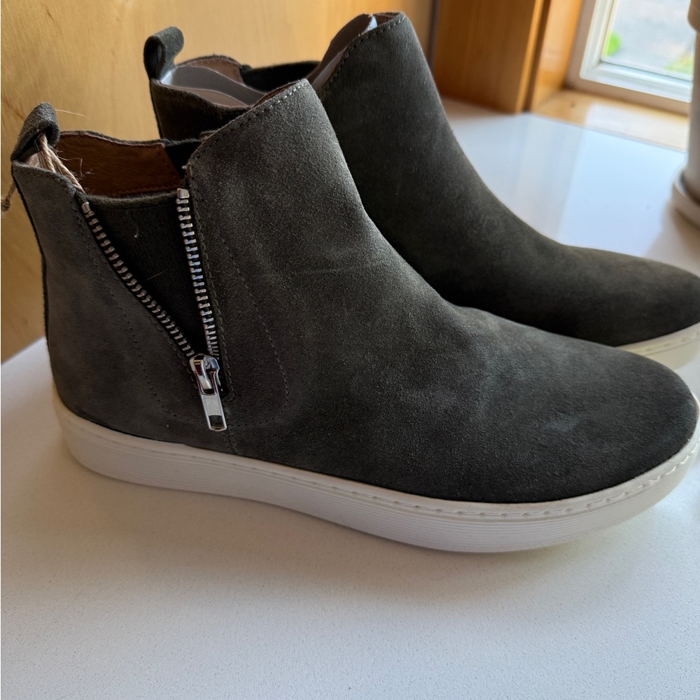 Sofft Women's olive green Suede Ankle Boots